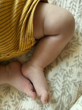 Pieds et jambe de b&eacute;b&eacute; potel&eacute; avec bourrelets en gros plan
