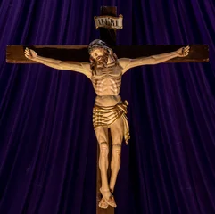Fototapeten Jesus Christus BERGAMO, ITALY - MARCH 21, 2026: The carved polychrome statue of Crucifision in the church Chiesa di San Alessandro in Colonna by unknown artist.   © Renáta Sedmáková