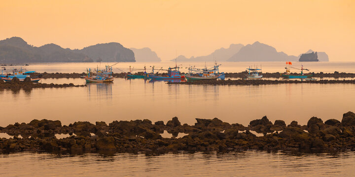 Lomprayah Pier, Ban Hin Kob is a New port in Chumphon province Open for boat service from Ban Hin Kop Pier to Koh Tao. Providing service by speedboat. Round trip, one way Thailand