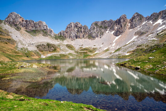 El Ib&oacute;n de Acherito, a 1.875 m de altitud, est&aacute; situado en el valle de Hecho, municipio de Ans&oacute;, en la comarca de Jacetania, en el Parque Natural de los Valles Occidentales, Huesca, Aragon, Espa&ntilde;a