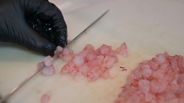 tartare di gamberi preparata sul bancone di una pescheria pugliese