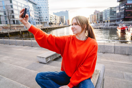 Tourist taking a selfie with a smartphone at HafenCity