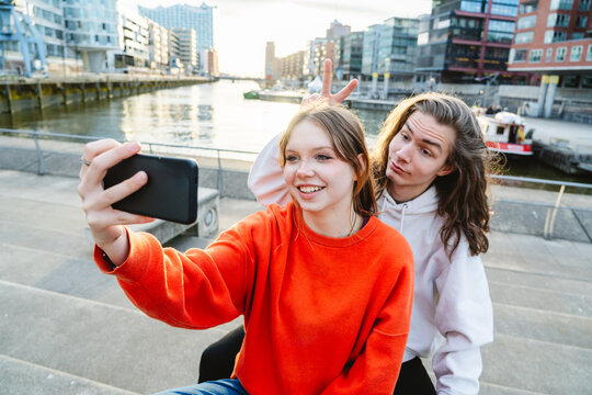 Friends taking a playful selfie at Magellan Terrassen