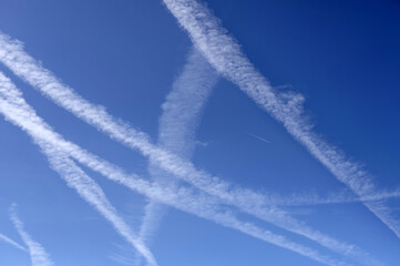 Naklejka premium Traînées de condensation sur fond de ciel bleu