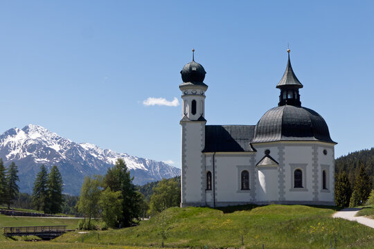 malerisch gelegene Kirche in Seefeld/Tirol (&Ouml;sterreich)