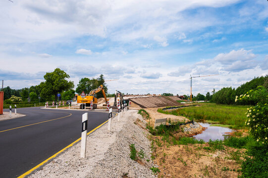 Deutschland , L&uuml;bbenau , 31.05.2026 , Bagger des Herstellers Liebherr der Firma Strabag auf einer Baustelle 