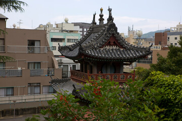 Obraz premium Japan temple Shofuku-ji temple in Nagasaki on a cloudy winter day.