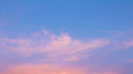 Obraz premium Pastel Sunset Sky with Wispy Clouds