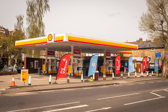 LONDON : GOLDHAWK ROAD &ndash; Shell petrol station with V-Power and Costa Express