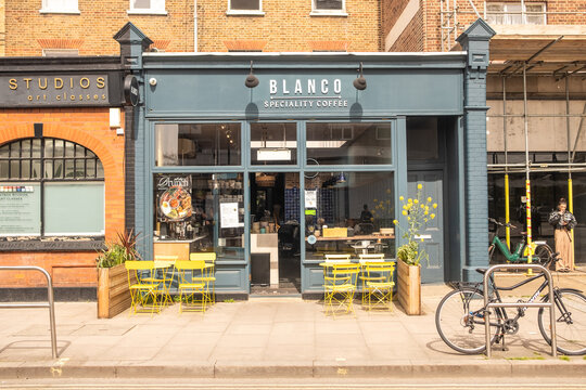 LONDON -KING STREET HAMMERSMITH &ndash; Blanco speciality coffee shop exterior