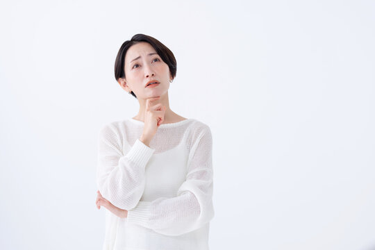悩む女性
