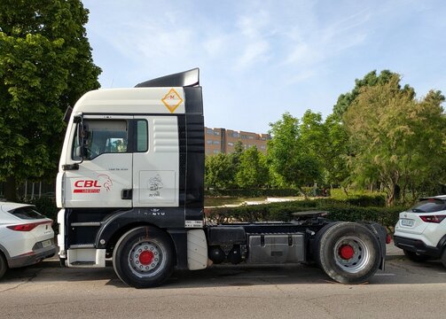 Vista lateral de una cabina tractora de cami&oacute;n MAN TGA 18.430 de la empresa de transportes CBL Log&iacute;stica aparcado en una calle de Madrid, Espa&ntilde;a, 23 de abril de 2026