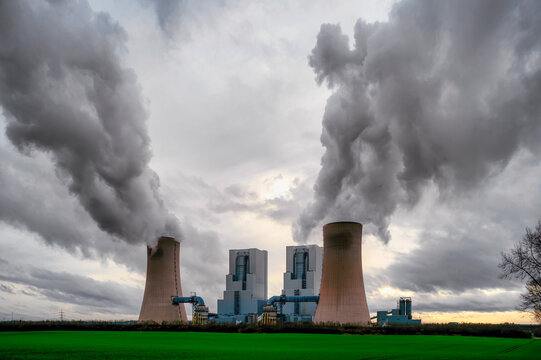 Germany, North Rhine Westphalia, Grevenbroich, Water vapor rising from cooling towers of lignite-fired power station