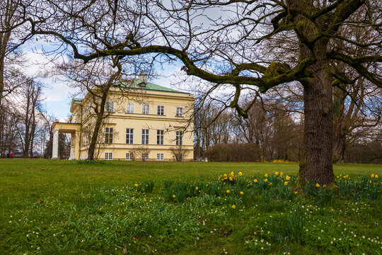 Hermesvilla in Lainzer Tiergarten with spring flowers
