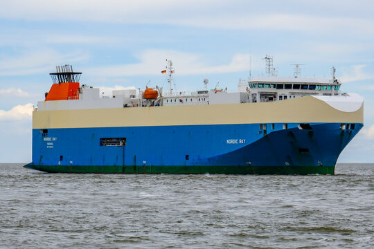 CUXHAVEN, DEUTSCHLAND &ndash; 06.05.2026: Das auf den Bahamas registrierte RORO-Schiff NORDIC RAY  auf der Elbe in H&ouml;he CUXHAVEN