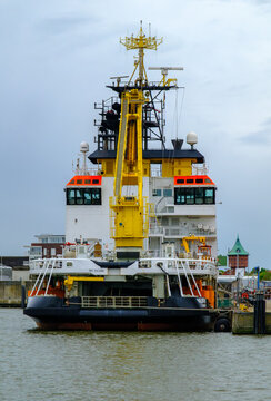 CUXHAVEN, DEUTSCHLAND &ndash; 06.05.2026: Mehrzweckschiff NEUWERK der Deutschen K&uuml;stenwache im Hafen von CUXHAVEN	