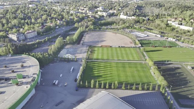 Luftbildvideo des Helsinki Messezentrums Sportpl&auml;tze mit urbaner Architektur und Stadtlandschaft, Finnland