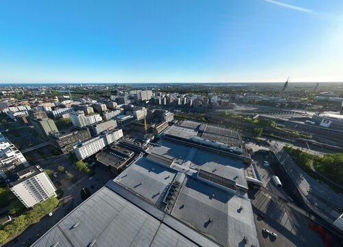 Luftbildvideo des Helsinki Messezentrums Sportpl&auml;tze mit urbaner Architektur und Stadtlandschaft, Finnland
