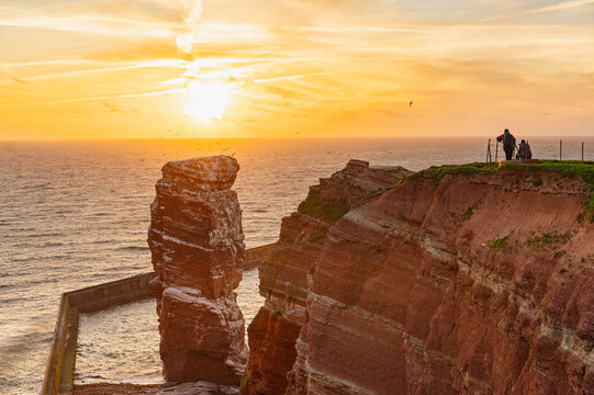 Felsen auf der Hochsee-Insel Helgoland in der Nordsee, Schleswig-Holstein, Deutschalnd mit dem Wahrzeichen Lange Anna und dem Lummenfelsen