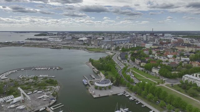Luftbildvideo der K&uuml;stenlandschaft von Helsinki mit Eira, Yachth&auml;fen und Ostseek&uuml;ste, Finnland
