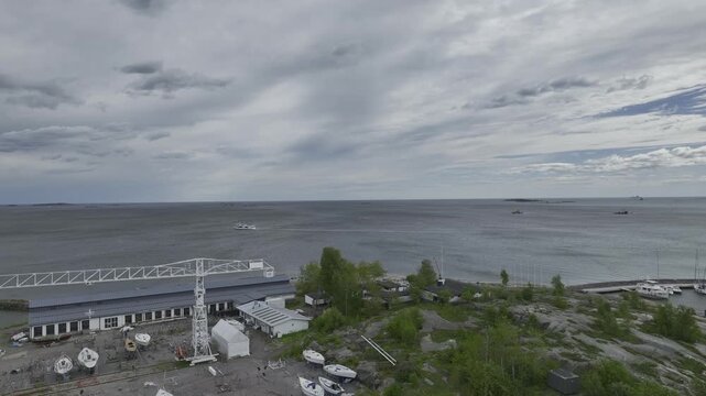 Luftbildvideo der K&uuml;stenlandschaft von Helsinki mit Eira, Yachth&auml;fen und Ostseek&uuml;ste, Finnland