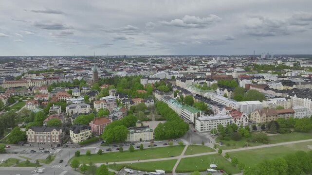 Luftbildvideo der K&uuml;stenlandschaft von Helsinki mit Eira, Yachth&auml;fen und Ostseek&uuml;ste, Finnland