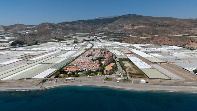 Luftaufnahme einer Ferienanlage inmitten von Gew&auml;chsh&auml;usern Andalusiens