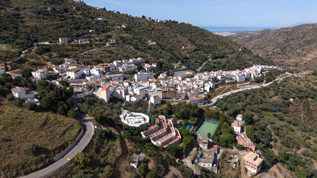 Panorama-Luftaufnahme des wei&szlig;en Dorfes Sayalonga in Andalusien