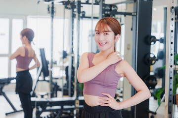Fototapeta premium ジムでストレッチをする若い女性