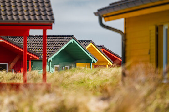 Die bunten Ferienh&auml;user (Bungalows) auf D&uuml;ne, der kleineren Insel von Helgoland
