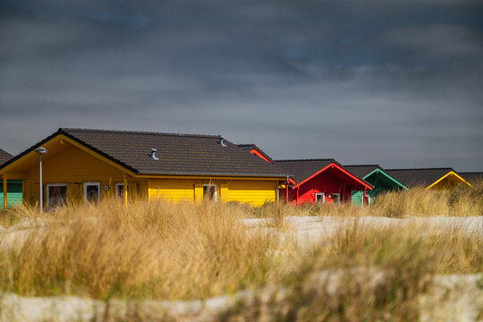 Die bunten Ferienh&auml;user (Bungalows) auf D&uuml;ne, der kleineren Insel von Helgoland
