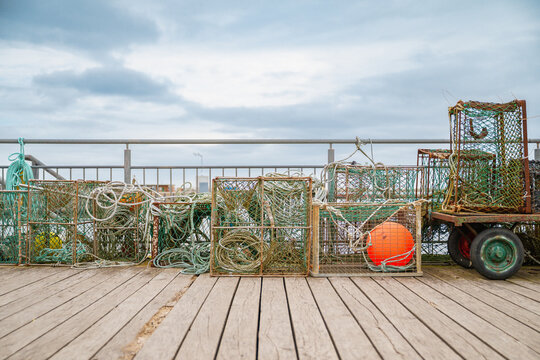 Reusen zur Fischerei von Hummern, Muscheln und Krabben im Hafen der Insel Helgoland in der Nordsee