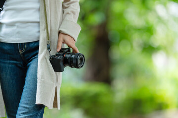 Fototapeta premium ミラーレスカメラで写真を撮る女性