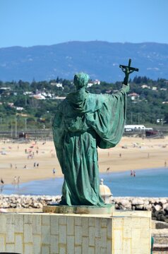 Monumento a S&atilde;o Gon&ccedil;alo de Lagos con Meia Praia al fondo, Algarve, Portugal