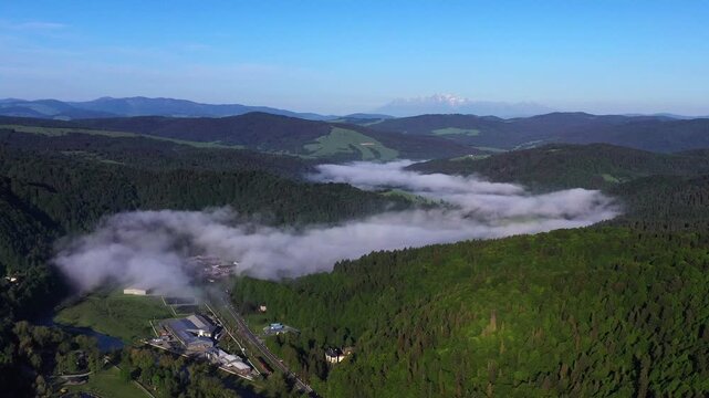 Mgła w dolinie Popradu, widok z powietrza.