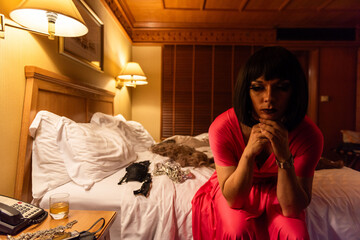Contemplative woman in hotel room. © Rawpixel.com