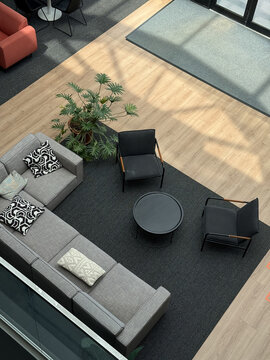 Int&eacute;rieur d'un air de d&eacute;tente moderne avec canap&eacute;, fauteuils et table basse dans un bureau	