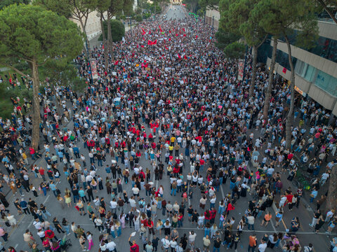 Aerial crowd fills Tirana boulevard during Zv�rnec protest