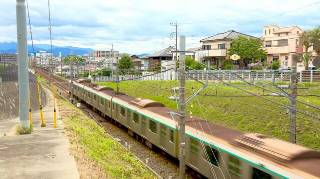 南町田グランベリーパーク駅から中央林間方面へ向かう東急田園都市線2020系の電車