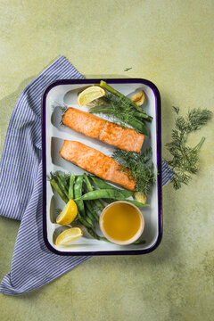 Grilled salmon wich green beans, lemon and herbs
