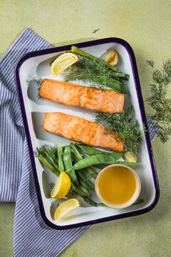Grilled salmon wich green beans, lemon and herbs