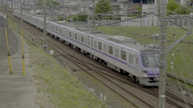 東急田園都市線の南町田グランベリーパーク駅方向へ走る東京メトロ18000系の電車