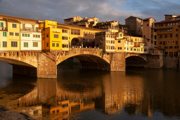 Fototapeta premium Ponte Vecchio over the Arno River in Florence, Italy