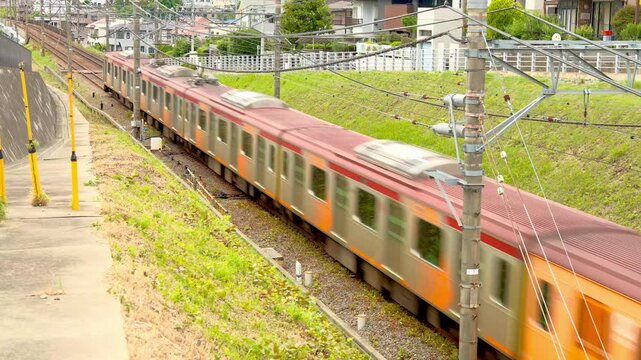 南町田グランベリーパーク駅から中央林間方面へ向かう東急田園都市線、大井町線6000系の電車