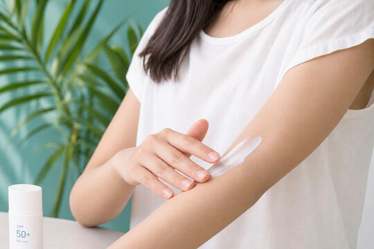 日焼け止めを腕に塗る女性の夏のスキンケアライフスタイル