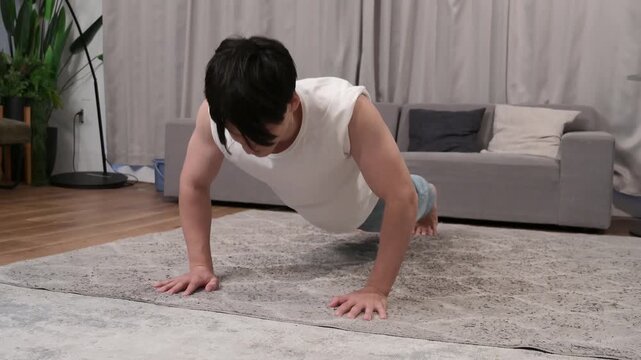 自宅で腕立て伏せをする男性