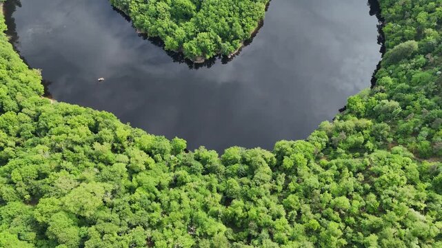 Vue a&eacute;rienne spectaculaire du m&eacute;andre de Queuille au c&oelig;ur d'une vall&eacute;e bois&eacute;e