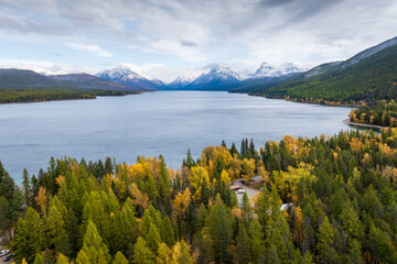 Naklejka premium Glacier National Park, Montana, USA: Lakes, Snow-capped Mountains, and Natural Scenery