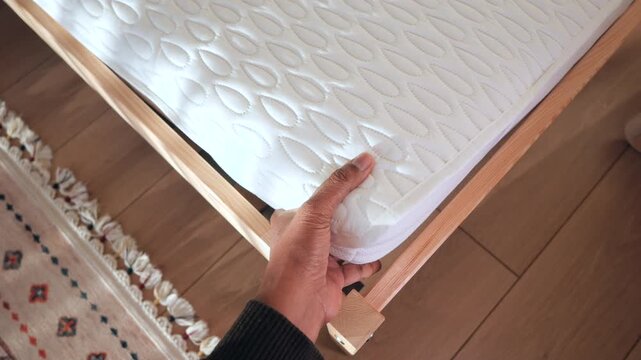 Fixing a mattress on a wooden bed frame
