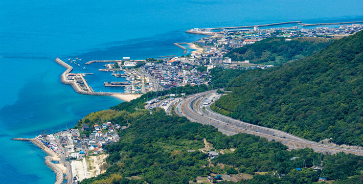 淡路島の高速道路と海岸線を望む空撮風景